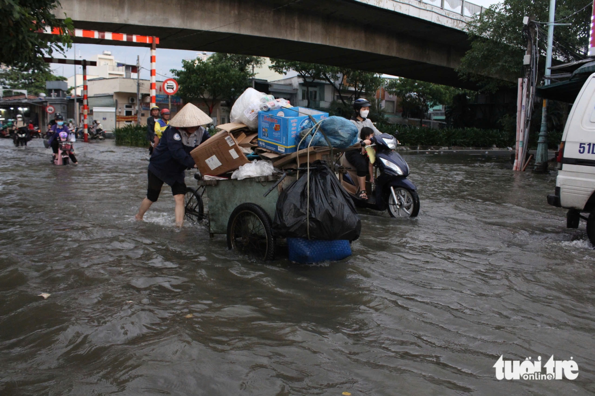 胡志明市居民获得应对潮汐上涨的支持